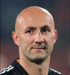 fabien-barthez-maquillage-homme-crane-rasé-dégarni